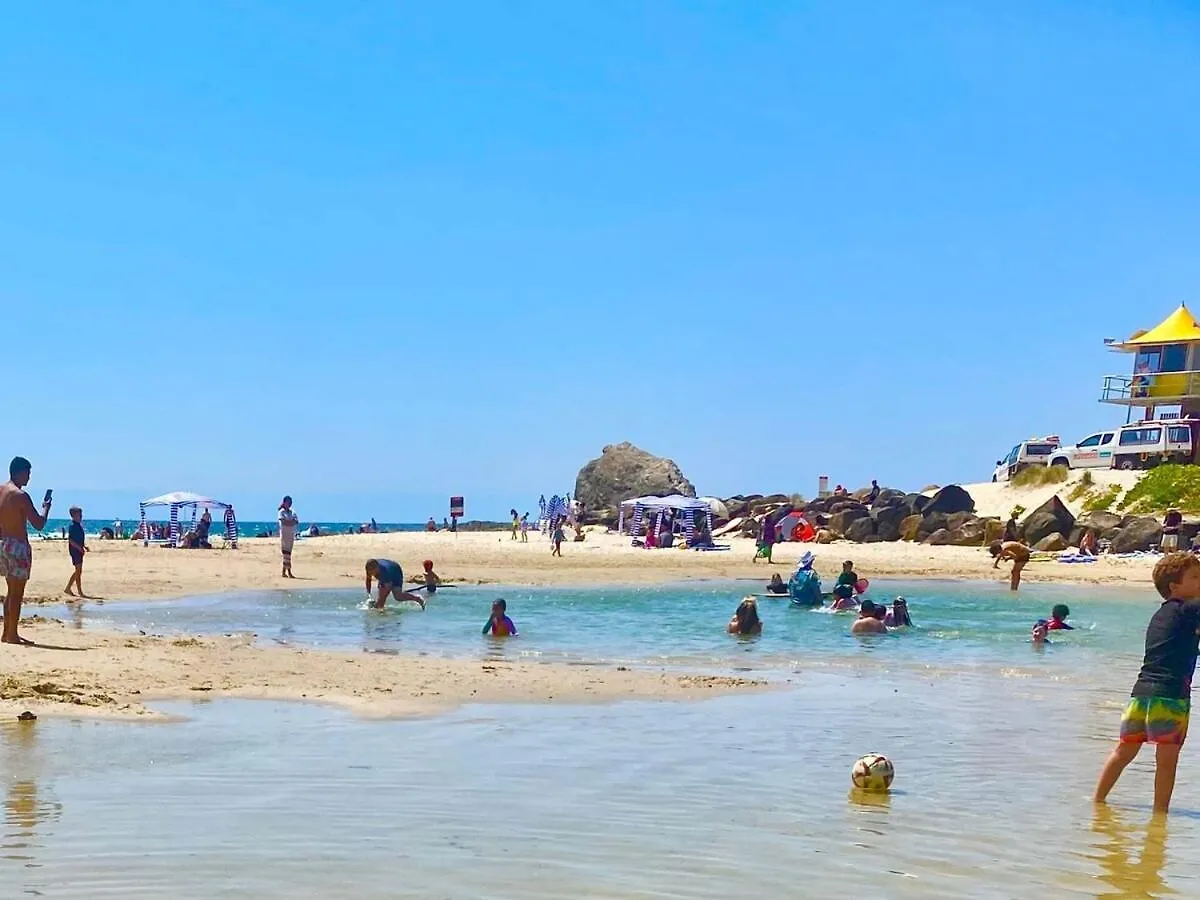 Palm Beach Retreat With Pool & Bbq 골드코스트 오스트레일리아