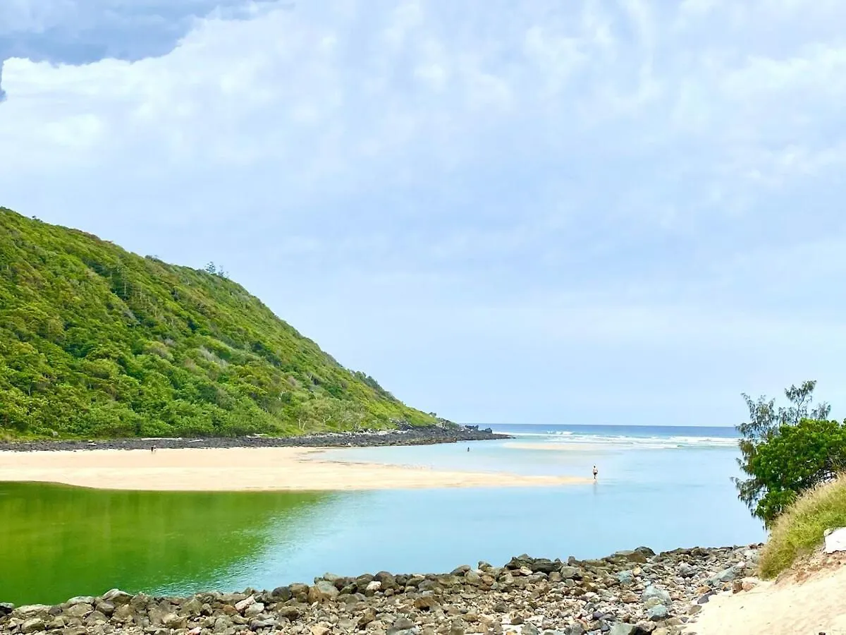 Palm Beach Retreat With Pool & Bbq 골드코스트 0*,  오스트레일리아
